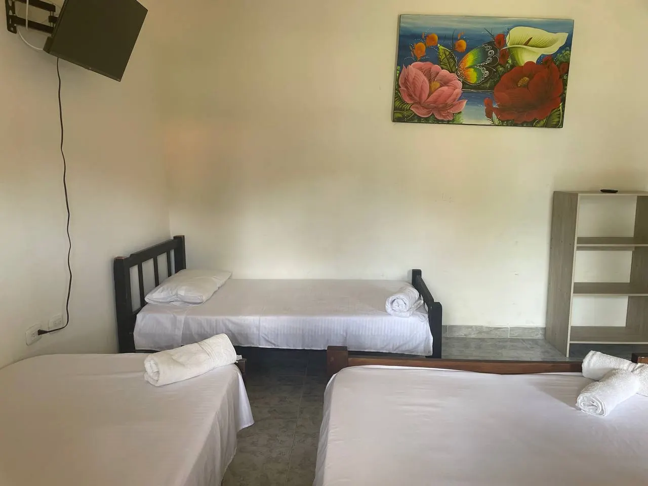 Habitación familiar grande con varias camas en Finca Hotel Loma Bonita