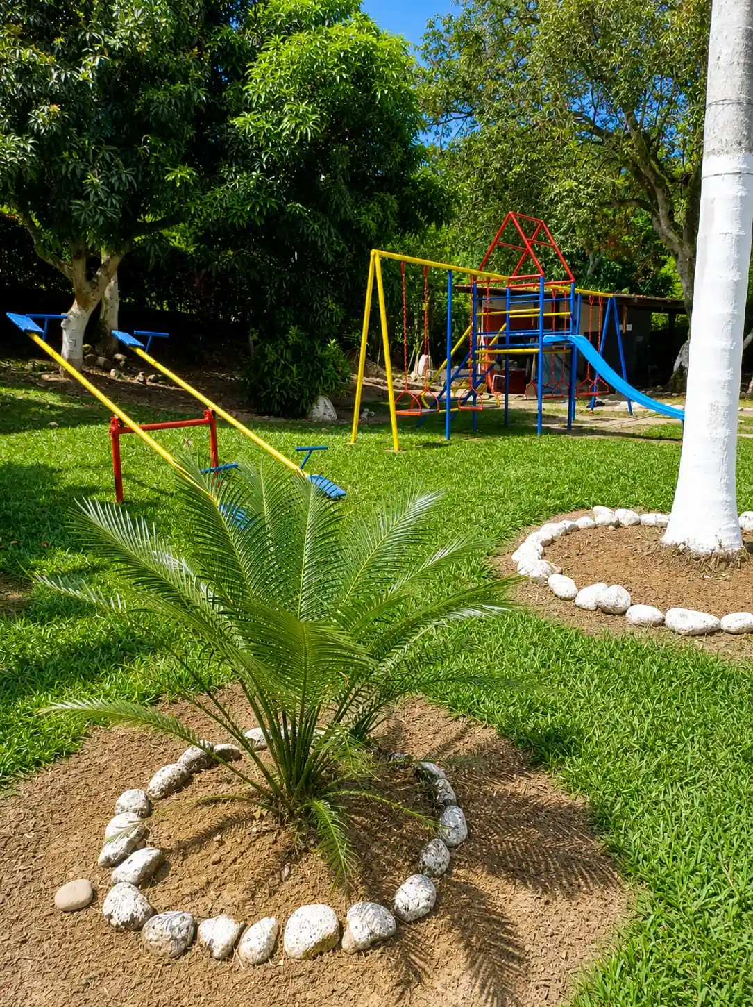 Juegos infantiles con columpios