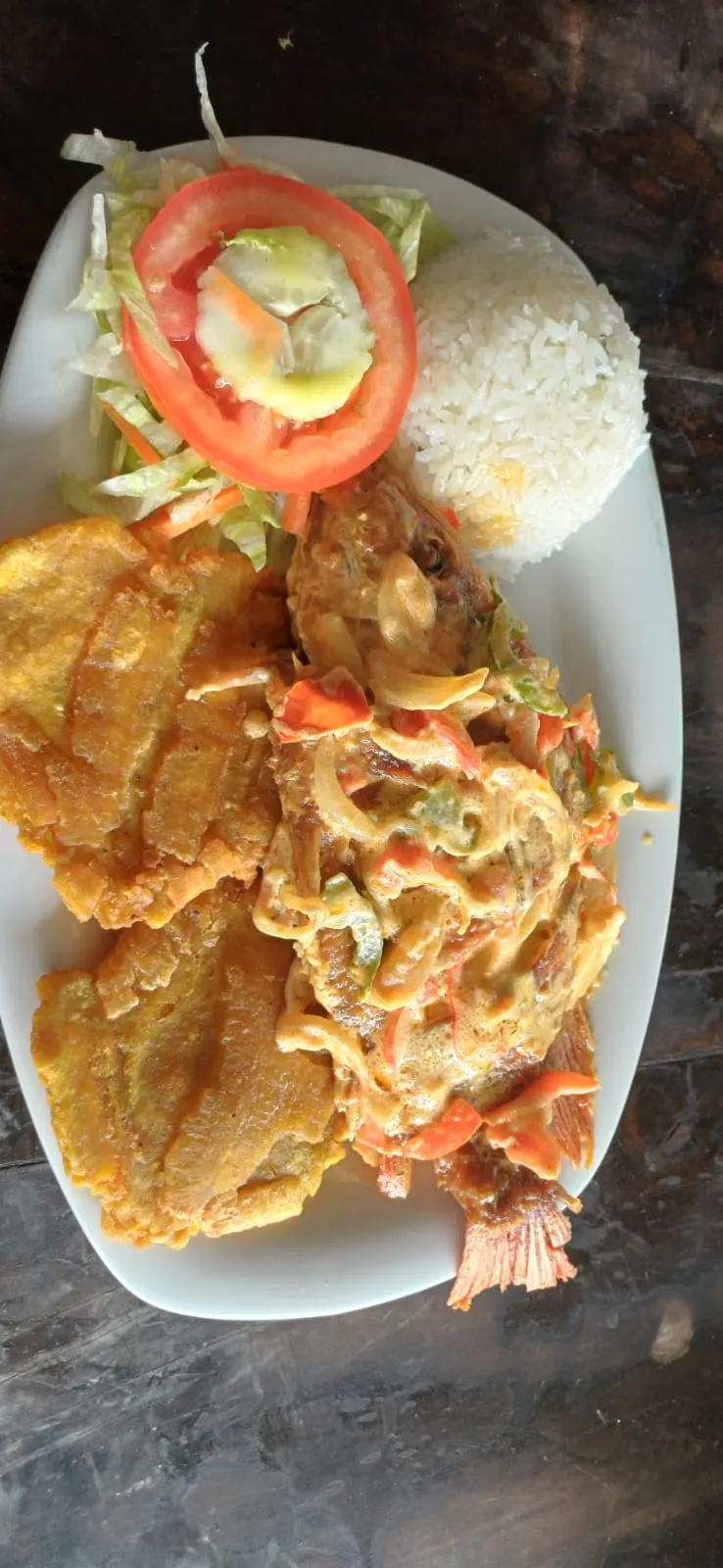Almuerzo de pescado en el restaurante campestre