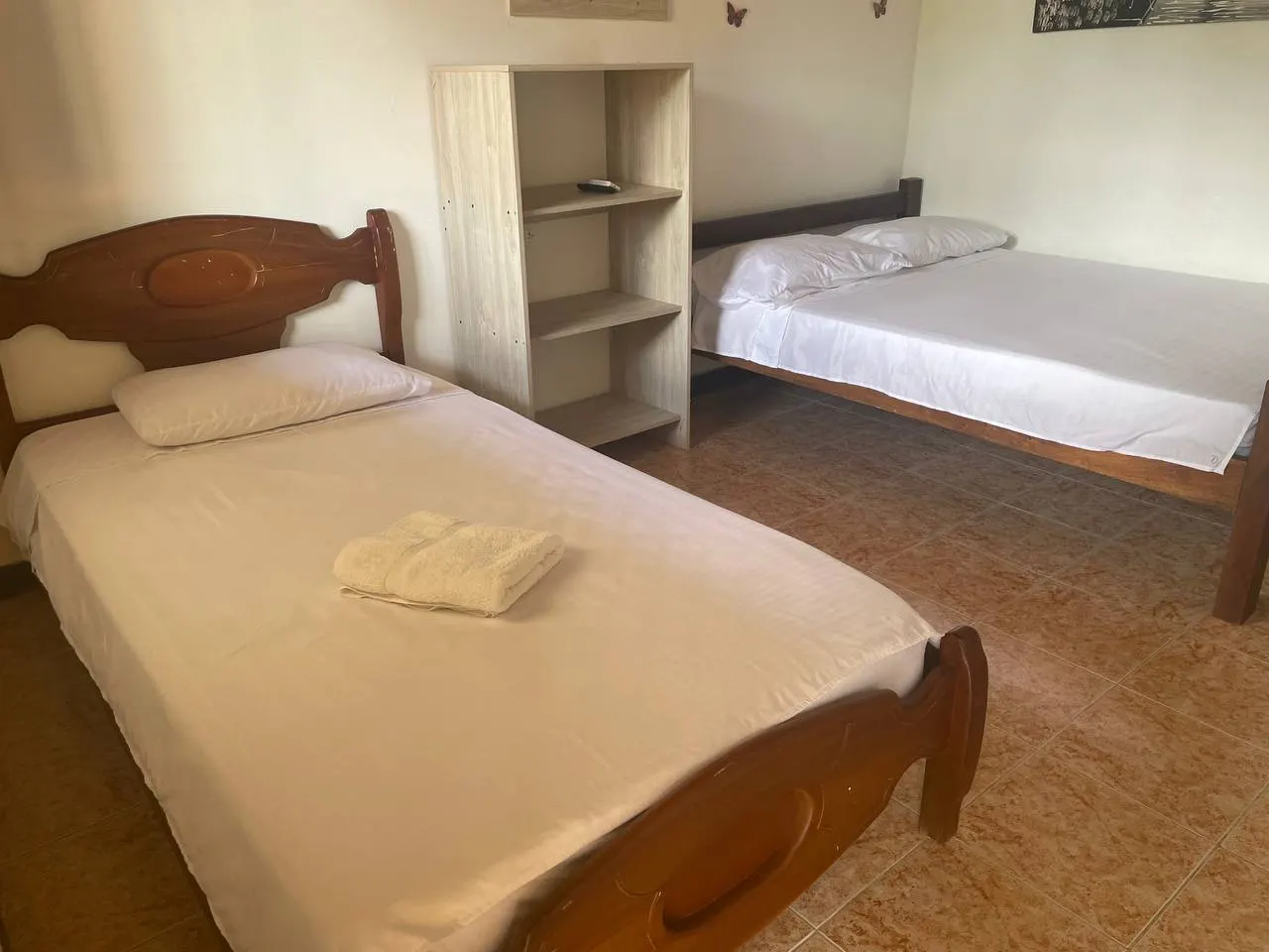 Habitación familiar con cama doble y cama sencilla