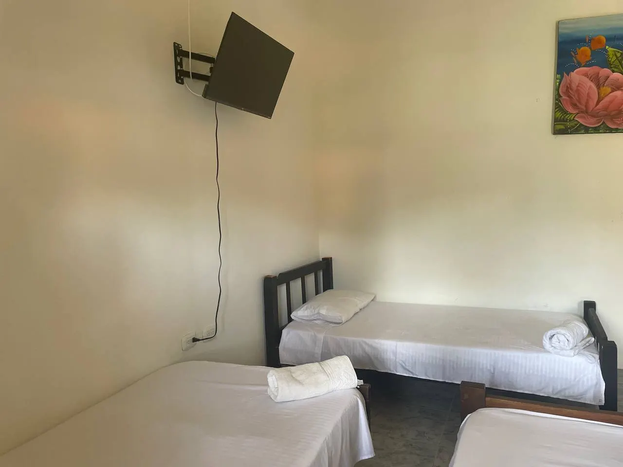 Habitación con cama doble y tres camas sencillas
