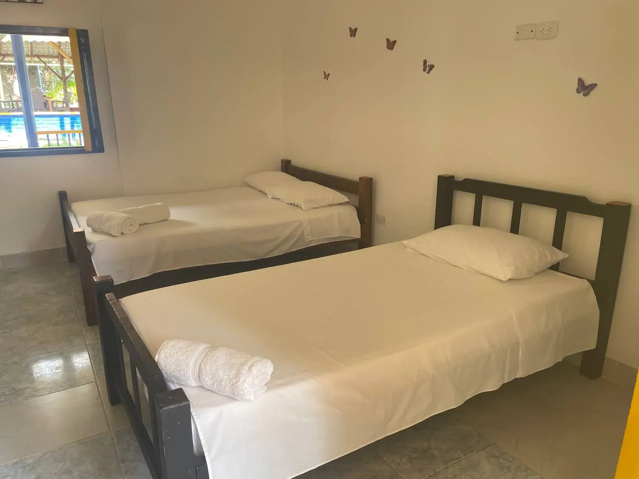 Habitación para cuatro personas con cama doble y dos sencillas