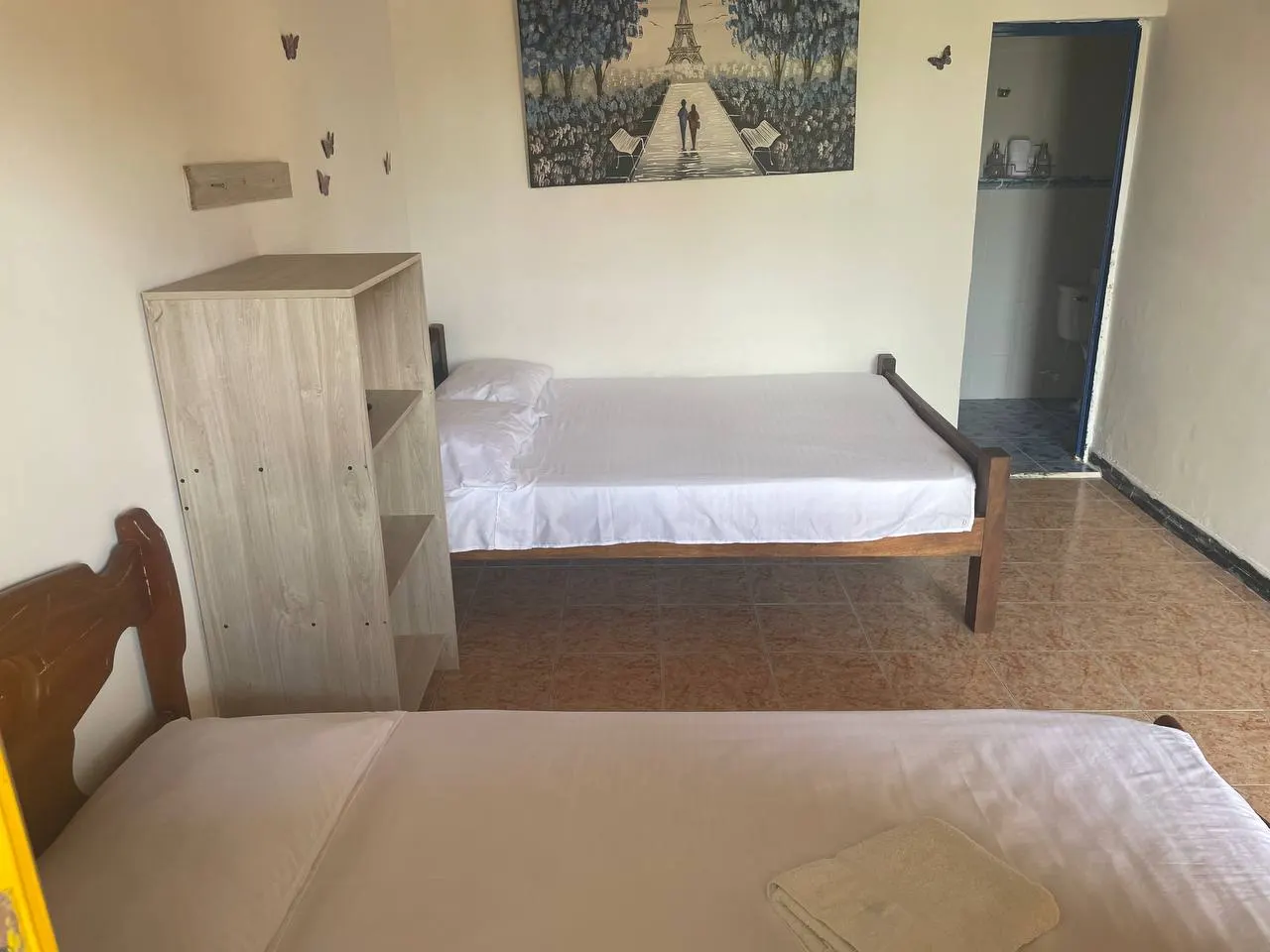Habitación con cama doble y cama sencilla para tres personas