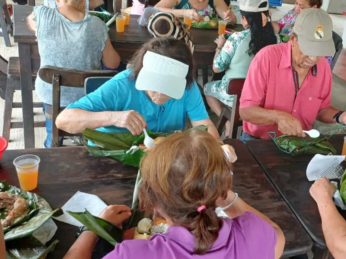 Visitantes disfrutando su pasadía con almuerzo típico en Finca Hotel Loma Bonita