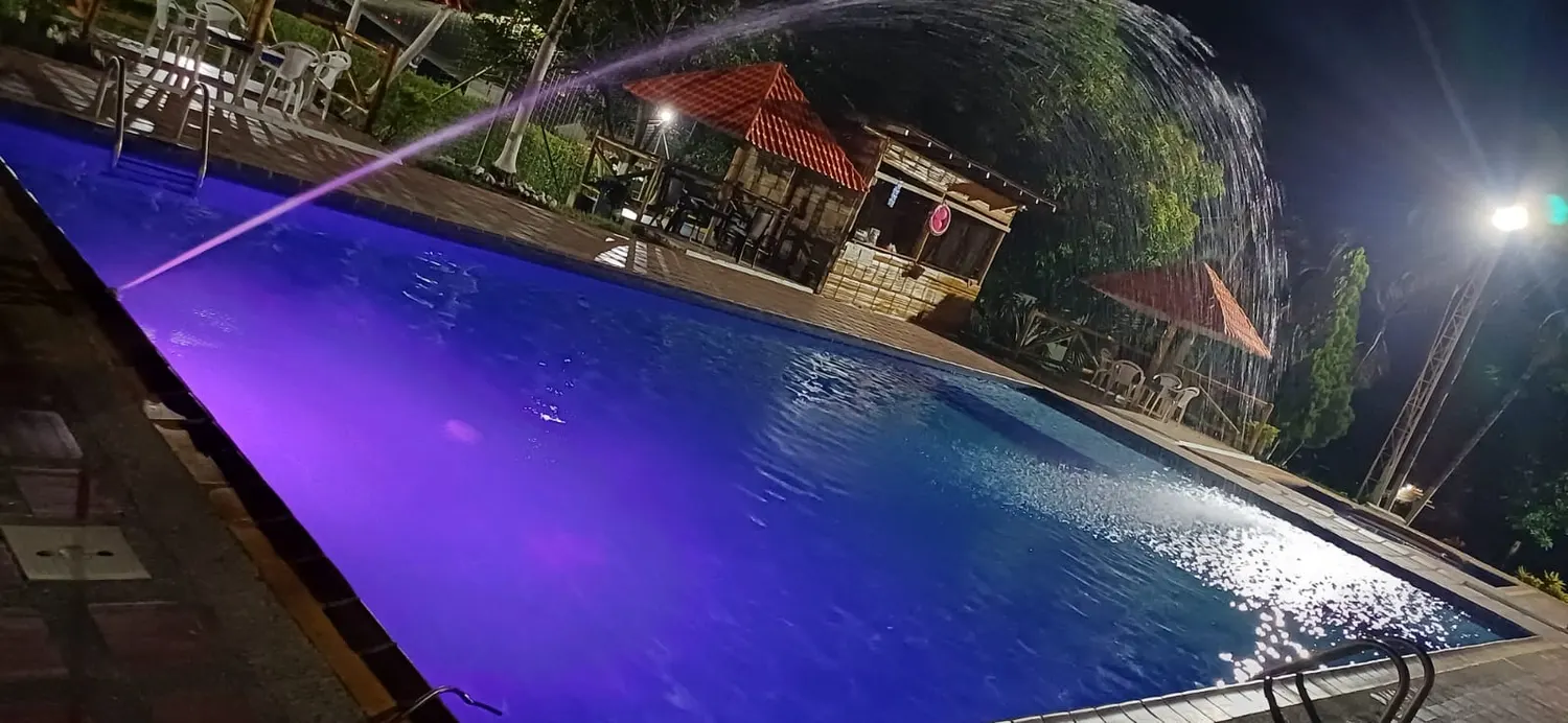 Piscina iluminada de noche