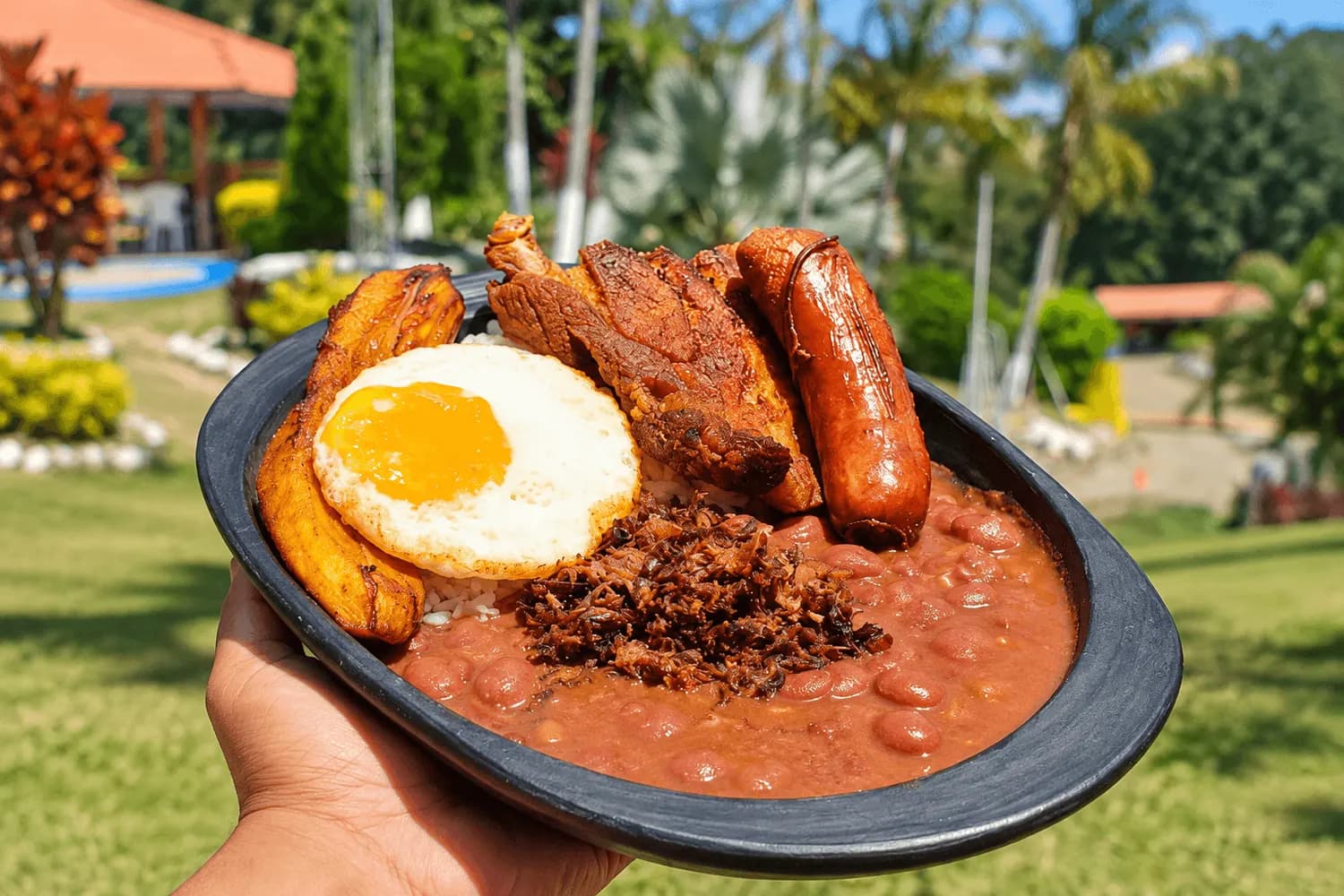 Plato de la Casa: nuestra versión de la bandeja paisa en Finca Hotel Loma Bonita