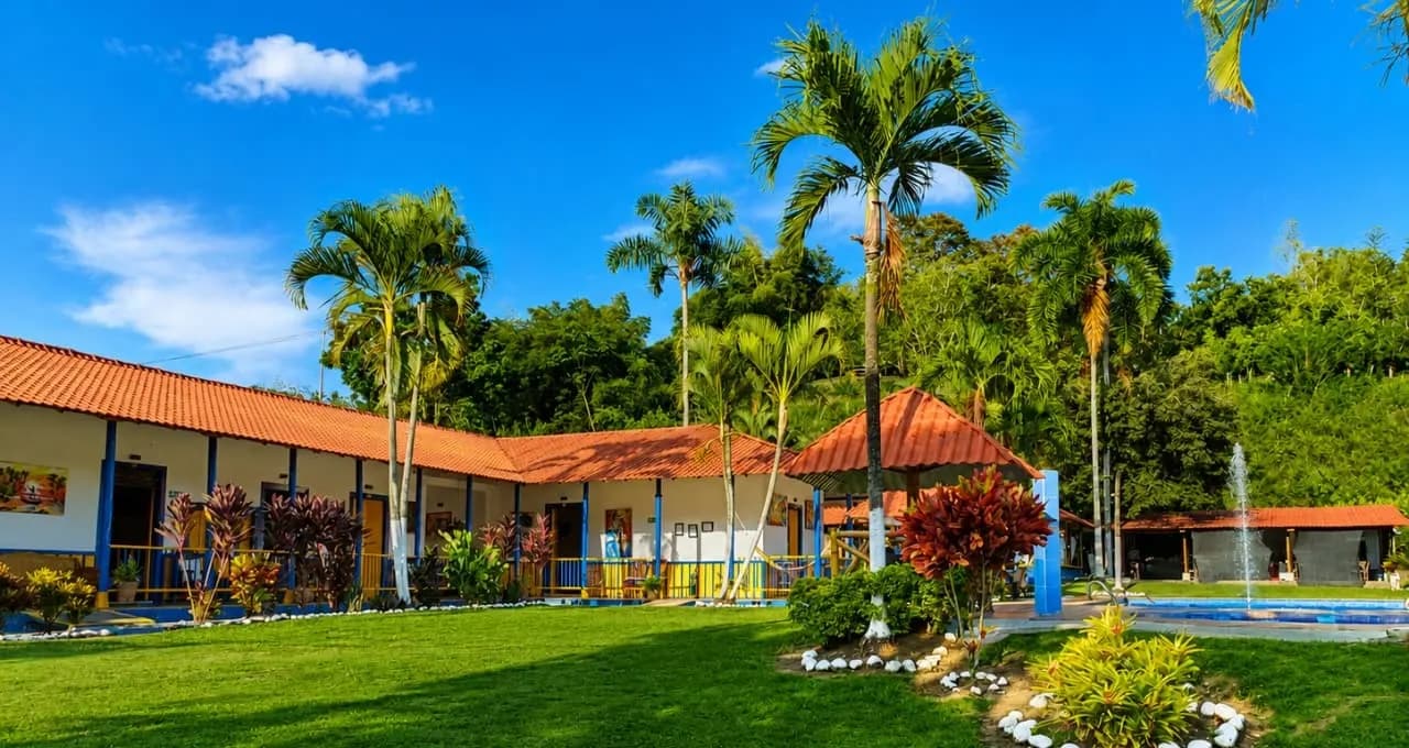 Primera sección de la Finca Loma Bonita con su piscina tropical