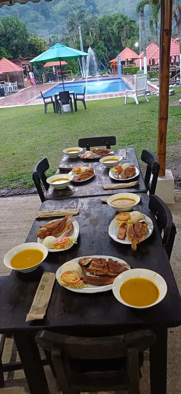 Mesas del restaurante con vista a la piscina
