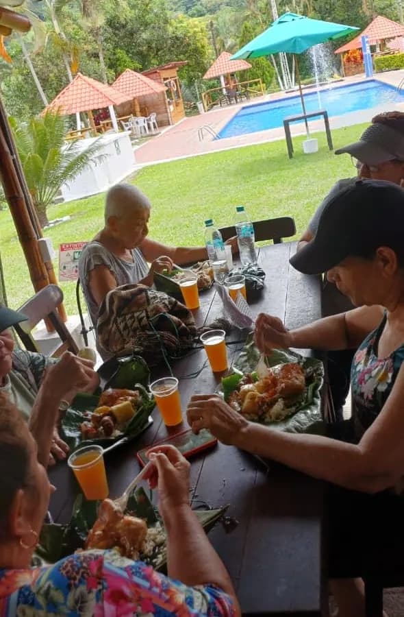 Visitantes almorzando en el restaurante campestre