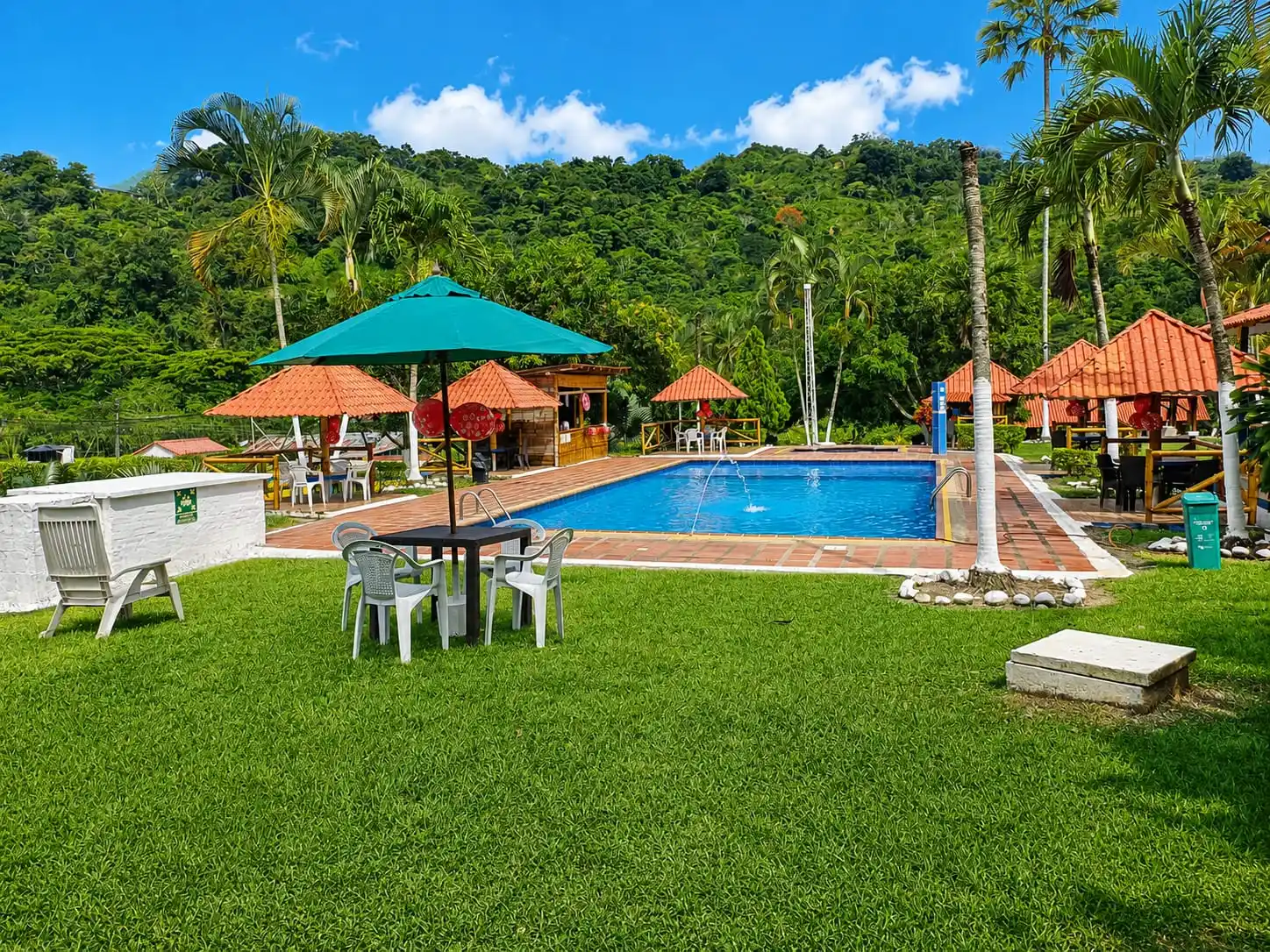 Zona de descanso con vista a la piscina y la montaña